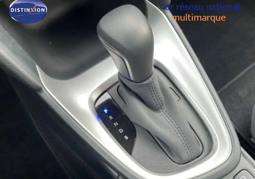 Gros plan sur la commande de la boîte automatique grise de la Toyota Yaris Cross 1.5 Hybrid 2024, intérieur noir.