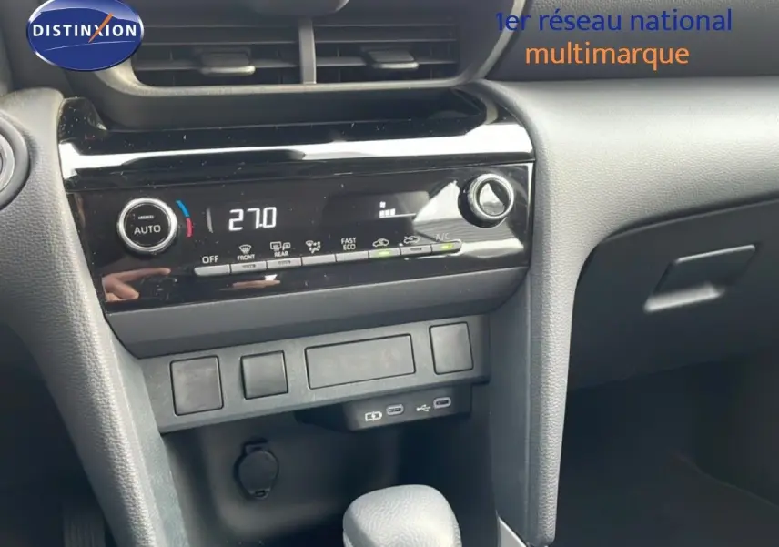 Vue rapprochée du tableau de bord et de la console centrale noire de la Toyota Yaris Cross 2024 hybride.