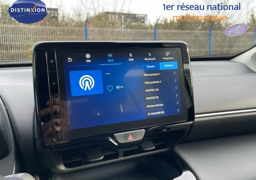 Écran tactile central du tableau de bord de la Toyota Yaris Cross 2024, affichant les options radio et connectivité.