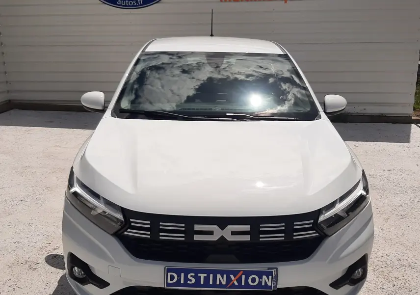 Vue avant d'une Dacia Sandero TCe 90ch Expression blanche glacier, avec calandre noire et phares LED distinctifs.