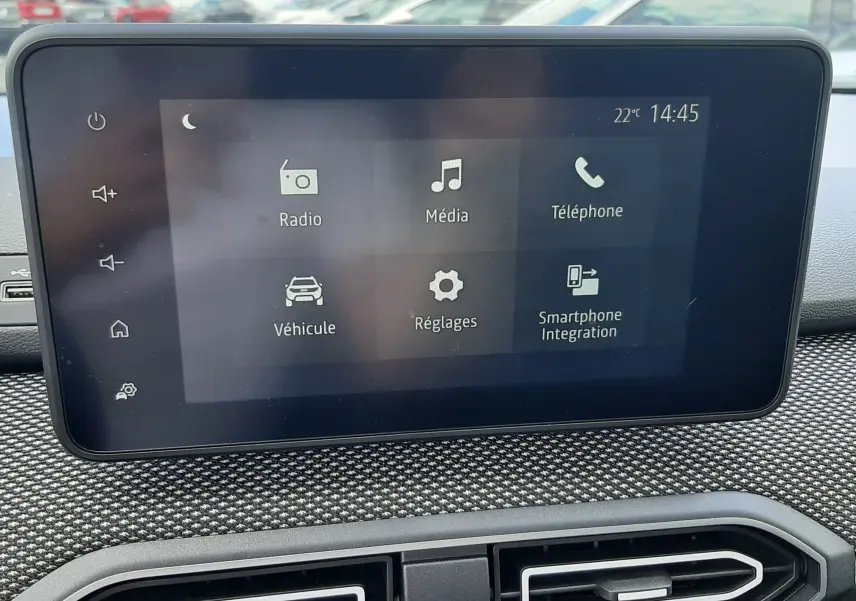 Vue intérieure centrée sur l'écran tactile du tableau de bord de la Dacia Sandero 2024, ambiance sobre et moderne.