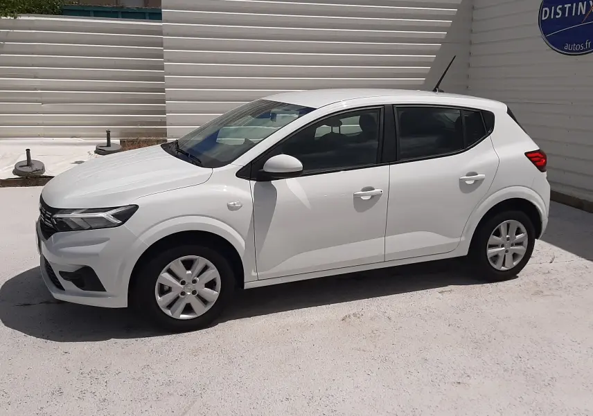 Vue latérale droite d'une Dacia Sandero blanc glacier 2024, compacte cinq portes avec jantes simples et vitres teintées.