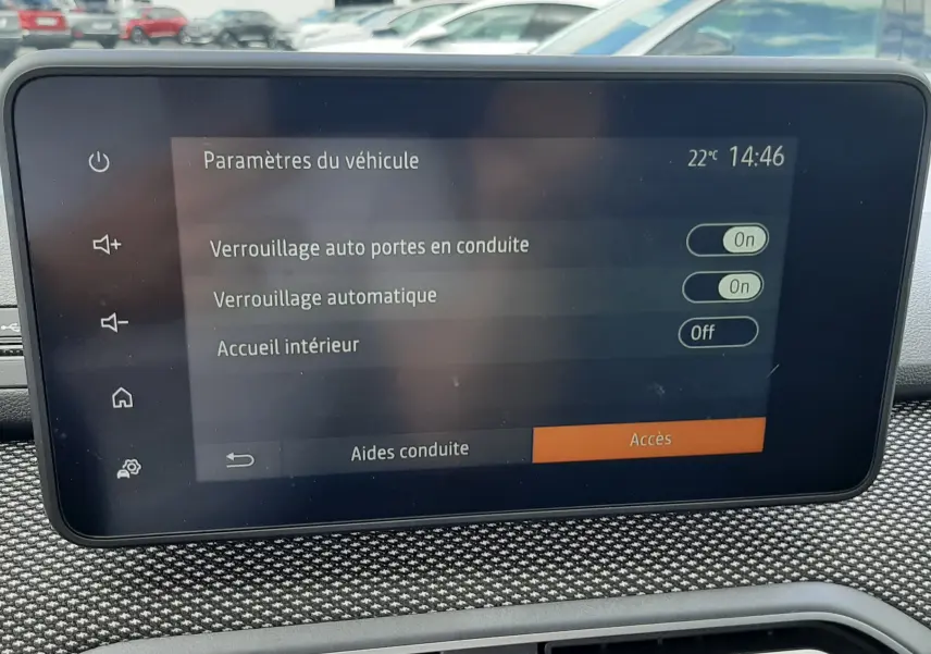 Écran tactile intérieur affichant les paramètres du véhicule dans une Dacia Sandero blanche Glacier de 2024.