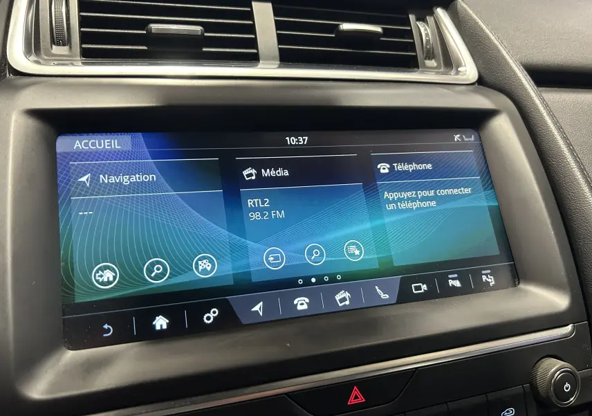 Écran tactile central du tableau de bord du Jaguar E-PACE 2018 affichant navigation, média et téléphone.