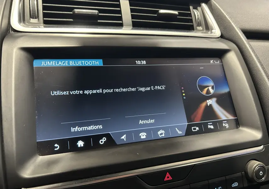 Écran tactile central du tableau de bord du Jaguar E-PACE affichant la connexion Bluetooth en cours.