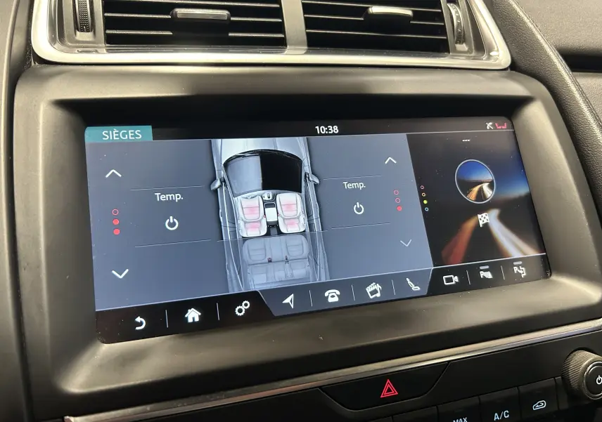 Écran tactile intérieur de la Jaguar E-PACE beige montrant le réglage de la température des sièges.