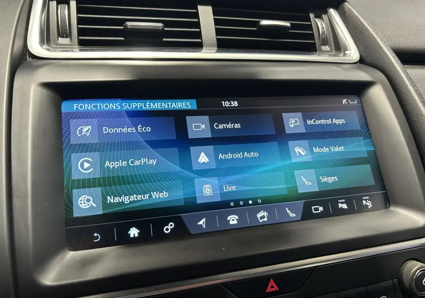 Écran tactile central du Jaguar E-PACE beige 2018 affichant les fonctions supplémentaires comme Apple CarPlay et Android Auto.