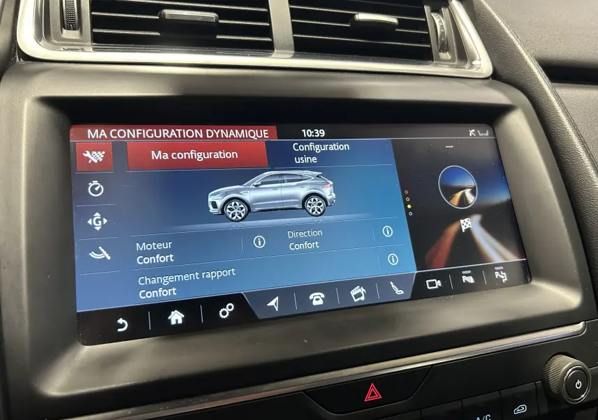 Écran tactile intérieur montrant la configuration dynamique d’un Jaguar E-PACE beige en vue latérale.