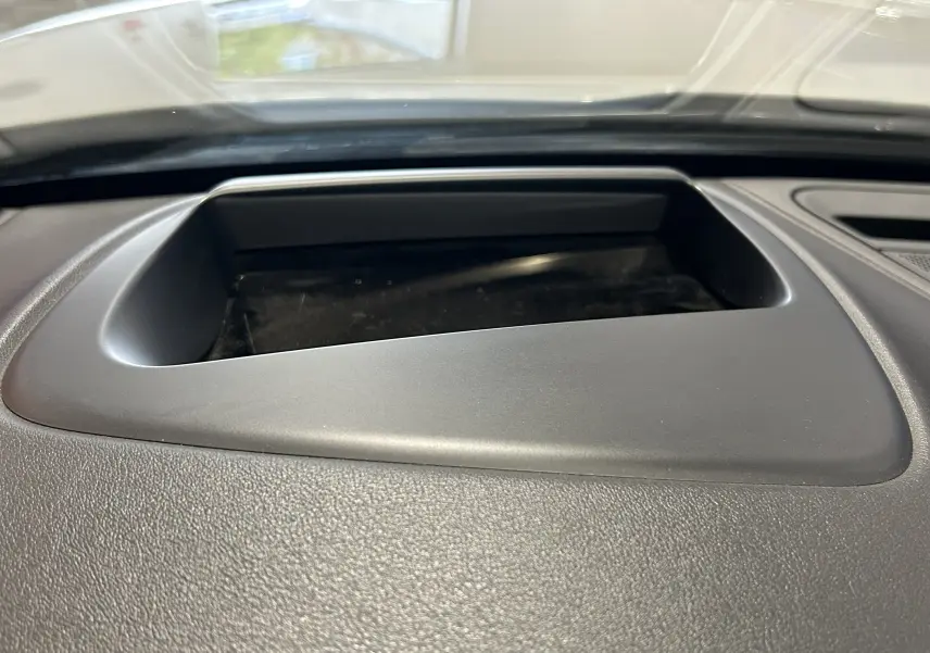 Détail du tableau de bord noir du Jaguar E-PACE 2018, mettant en valeur une niche de rangement intégrée.