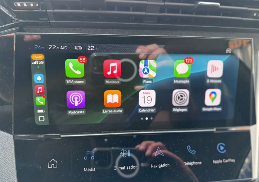 Écran tactile central de la Peugeot 308 2025 gris Artense affichant Apple CarPlay avec applications et notifications.