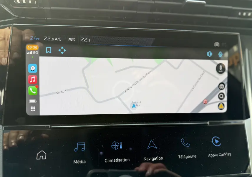 Écran tactile central de la Peugeot 308 2025 gris Artense affichant la navigation et les commandes multimédia.