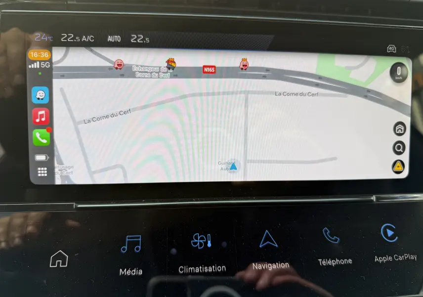 Écran tactile central de la Peugeot 308 2025 gris Artense montrant la navigation avec interface Apple CarPlay.