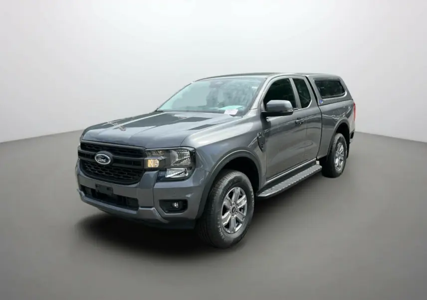 Ford Ranger gris carbone en 3/4 avant droit avec cabine Supercab et hard-top sur la benne.
