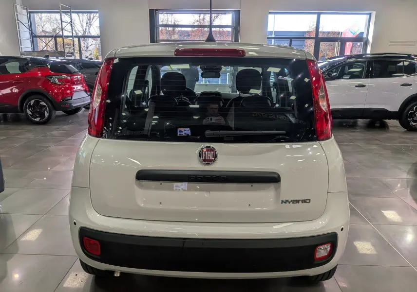 Vue arrière d'une FIAT Panda blanche Gelato hybride, avec feux arrière verticaux et logo FIAT centré sur le hayon.