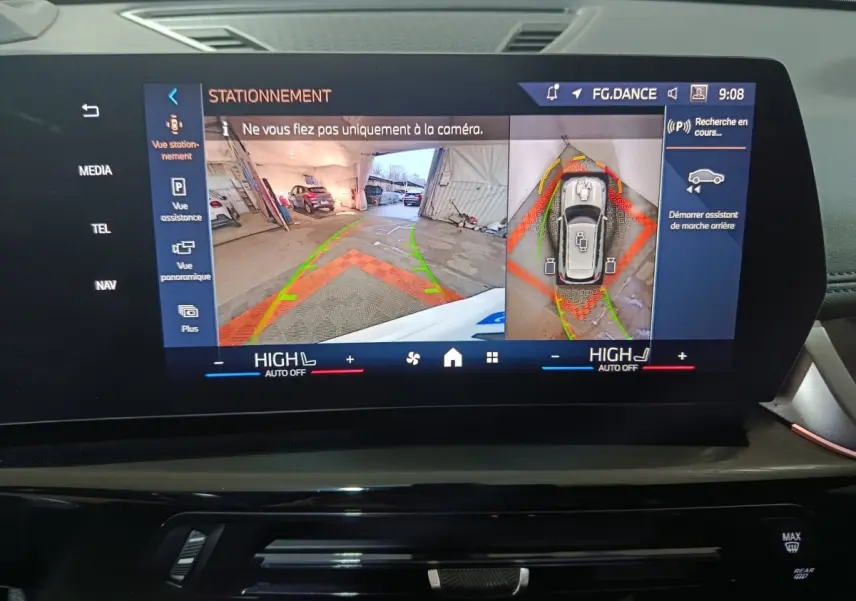 Écran tactile intérieur montrant l’aide au stationnement avec vue arrière et vue 360° du BMW X1 blanc xDrive25e.