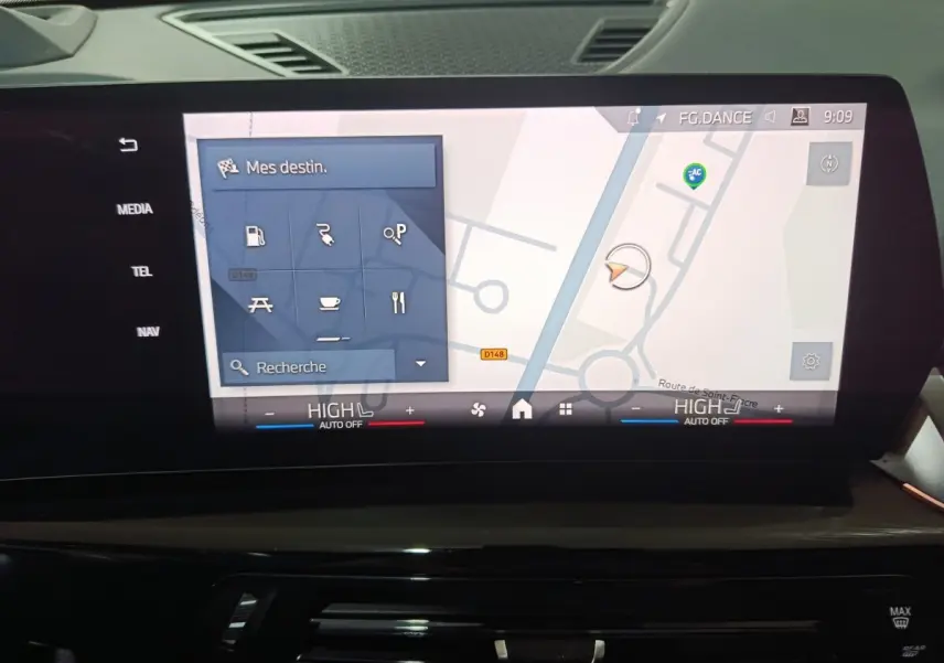 Écran tactile central du tableau de bord du BMW X1 xDrive25e M Sport 2024 affichant la navigation en mode clair.