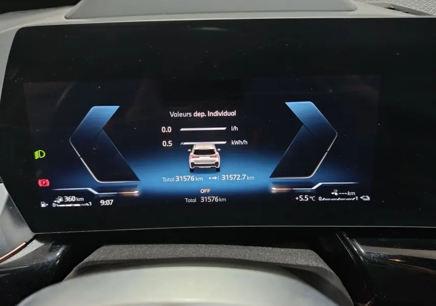 Affichage numérique du combiné d'instruments du BMW X1 blanc, version xDrive25e M Sport, vue frontale du tableau de bord.