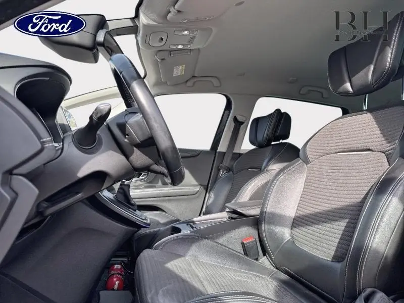 Vue intérieure côté conducteur du Renault Grand Scenic 2017, sièges cuir noir étoilé avec surpiqûres blanches.