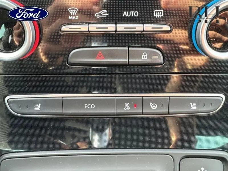 Tableau de bord noir du Renault Grand Scenic 2017, vue frontale sur les commandes climatisation et aides à la conduite.