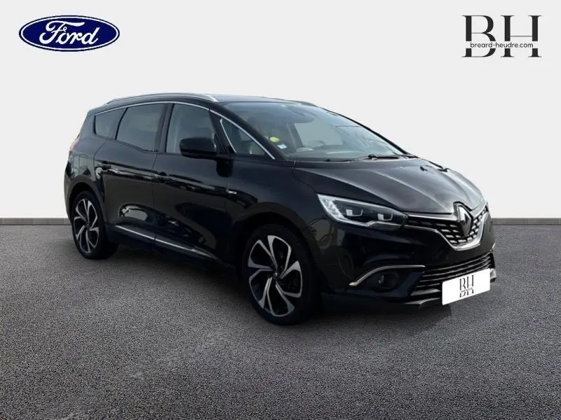 Renault Grand Scenic noir étoilé en vue 3/4 avant droit, avec jantes alliage et feux LED distinctifs.