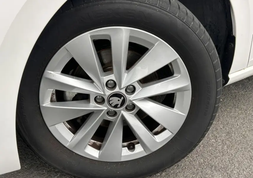Gros plan sur la jante alliage 16 pouces Cortadero Aero argentée d'une Skoda Scala blanche côté droit.