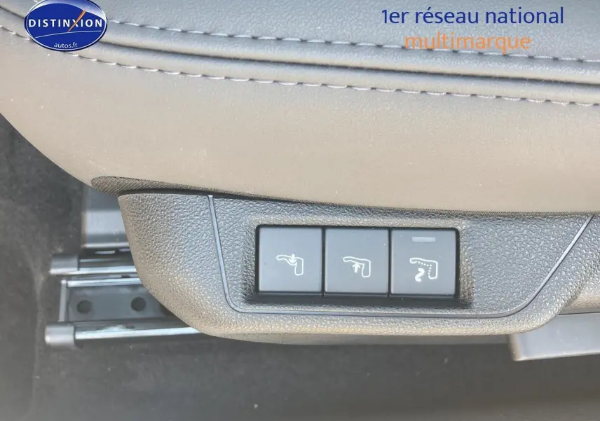 Gros plan sur les commandes de réglage électrique du siège conducteur en cuir gris clair de l'Alfa Romeo Junior 1.2 hybride ivoire et noir.