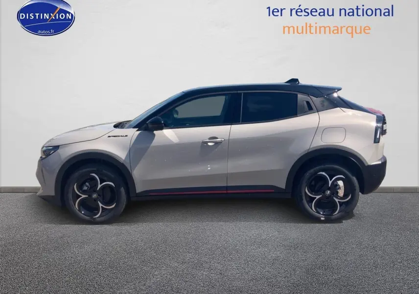 Vue de profil côté gauche d'une Alfa Romeo Junior 1.2 hybride ivoire et noir avec jantes alliage noires et toit noir.