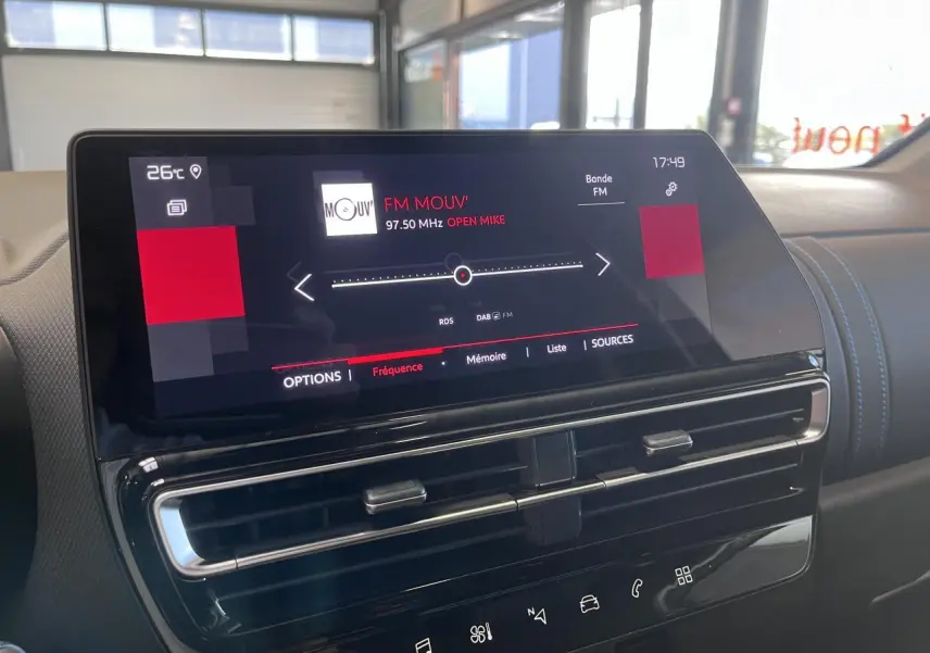 Écran tactile central du tableau de bord du Citroën C5 Aircross gris platinium, affichant la radio FM.