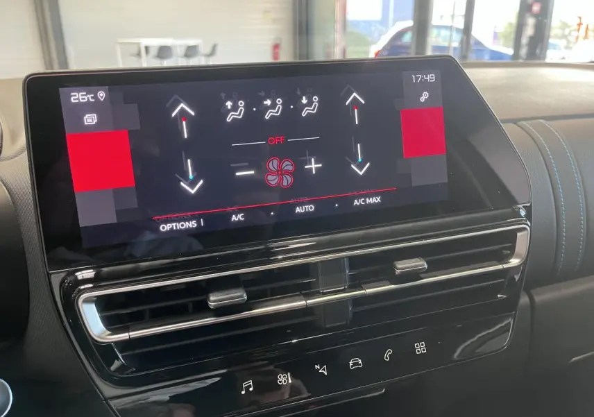 Vue rapprochée de l’écran tactile central et des aérateurs noirs dans l’habitacle gris platinium du Citroën C5 Aircross.