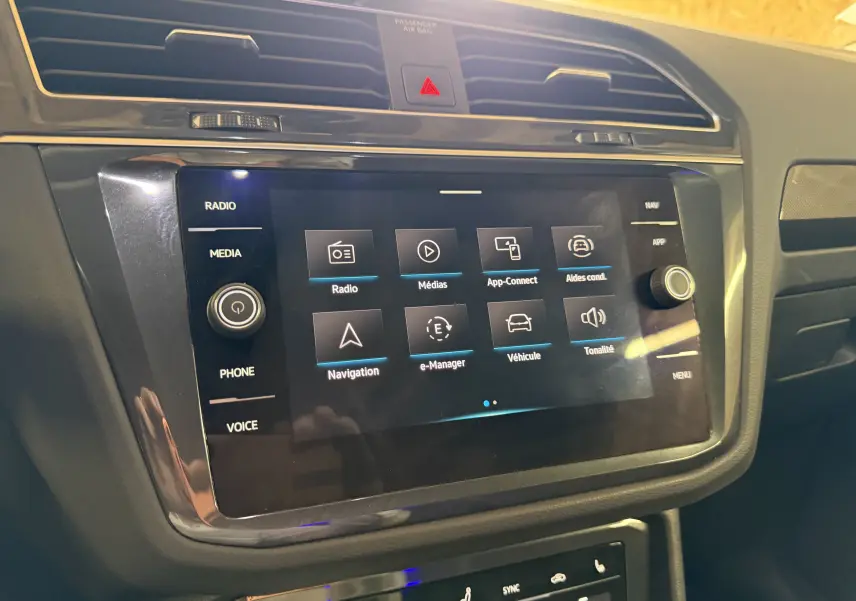 Écran tactile central du Volkswagen Tiguan 1.4 E-HYBRID 2022, affichant les options multimédia et navigation.
