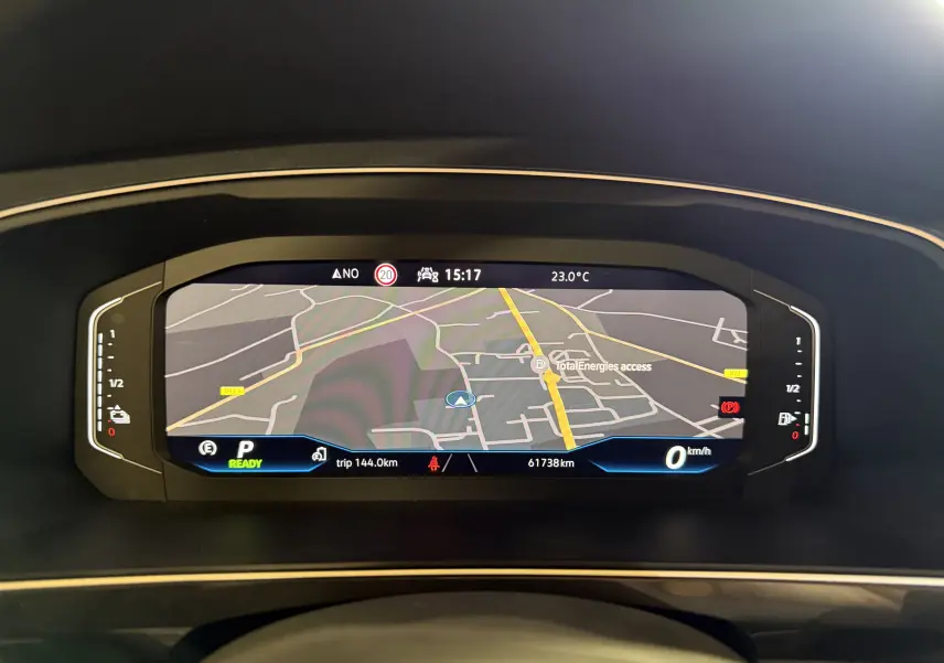 Tableau de bord numérique du Volkswagen Tiguan 1.4 e-Hybrid 2022 affichant la navigation et les informations de conduite.