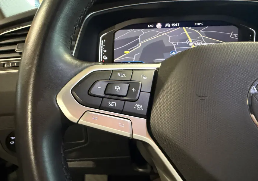 Gros plan sur le volant et les commandes à gauche du Volkswagen Tiguan 1.4 E-HYBRID 2022 avec affichage numérique du tableau de bord.