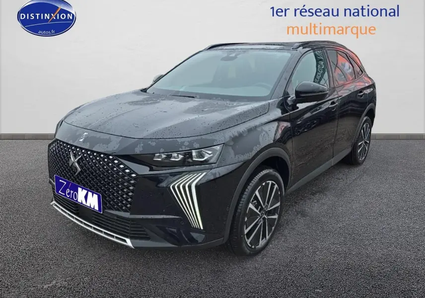Vue 3/4 avant du DS7 noir 2025 avec calandre distinctive et feux diurnes en forme de V lumineux