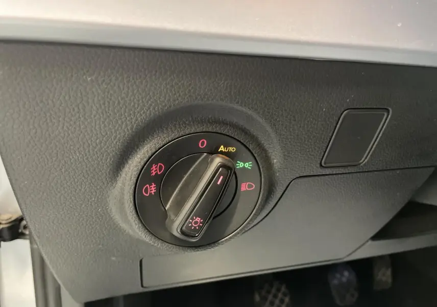 Gros plan sur le bouton de commande des phares du tableau de bord d'une SEAT Arona 2024 couleur GRS.