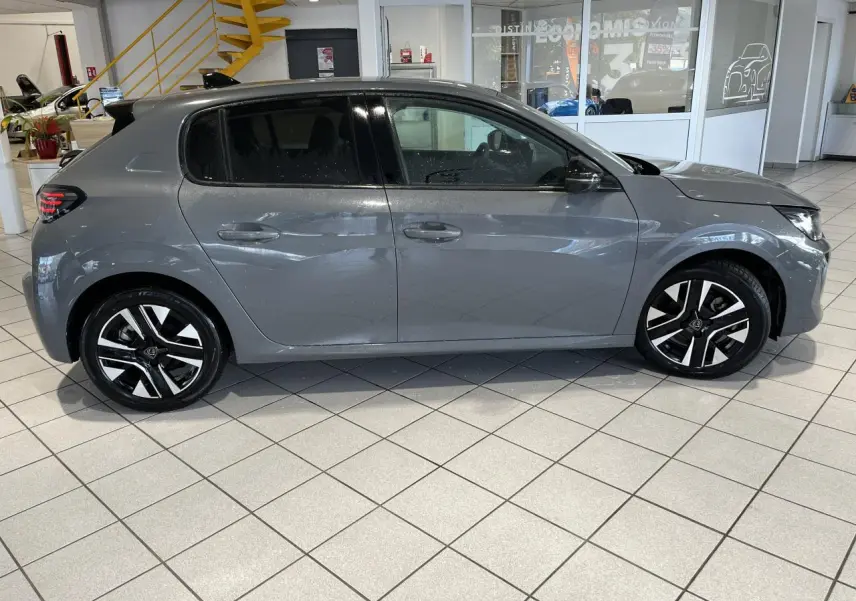 Peugeot 208 gris clair sélénium vue de profil côté gauche, avec jantes alliage bi-tons et vitres teintées.