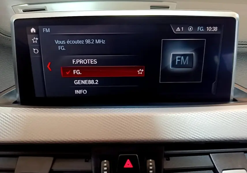 Écran tactile 8,8 pouces du système multimédia de la BMW X1 sDrive18i M Sport 2022, vue frontale intérieure.