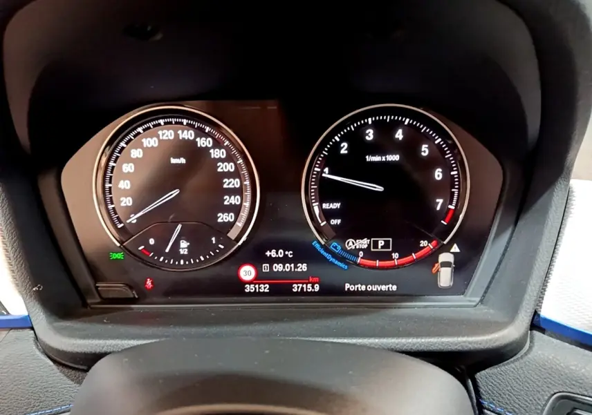 Vue rapprochée du tableau de bord numérique de la BMW X1 sDrive18i M Sport 2022, affichage clair des compteurs et alertes.