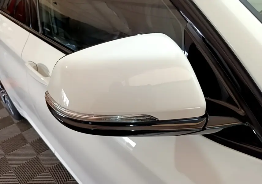 Rétroviseur blanc côté gauche de la BMW X1 sDrive18i M Sport DKG7 2022 avec clignotant intégré.