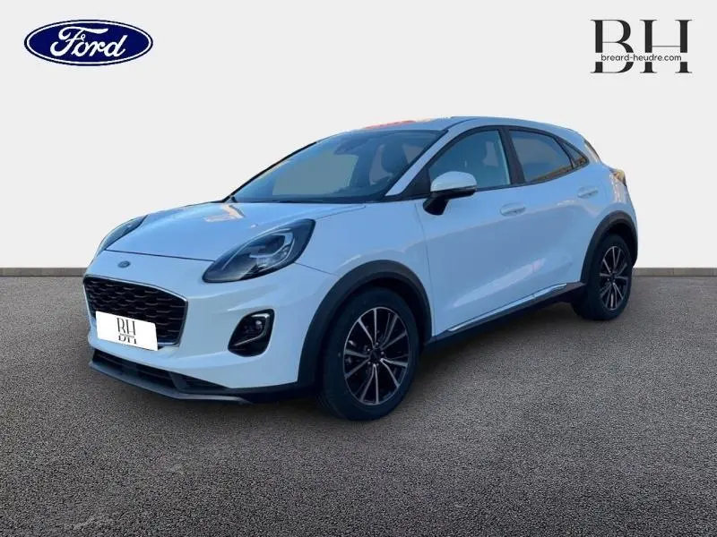 Ford Puma blanc en vue 3/4 avant droit, avec jantes alliage noires et détails noirs contrastants.