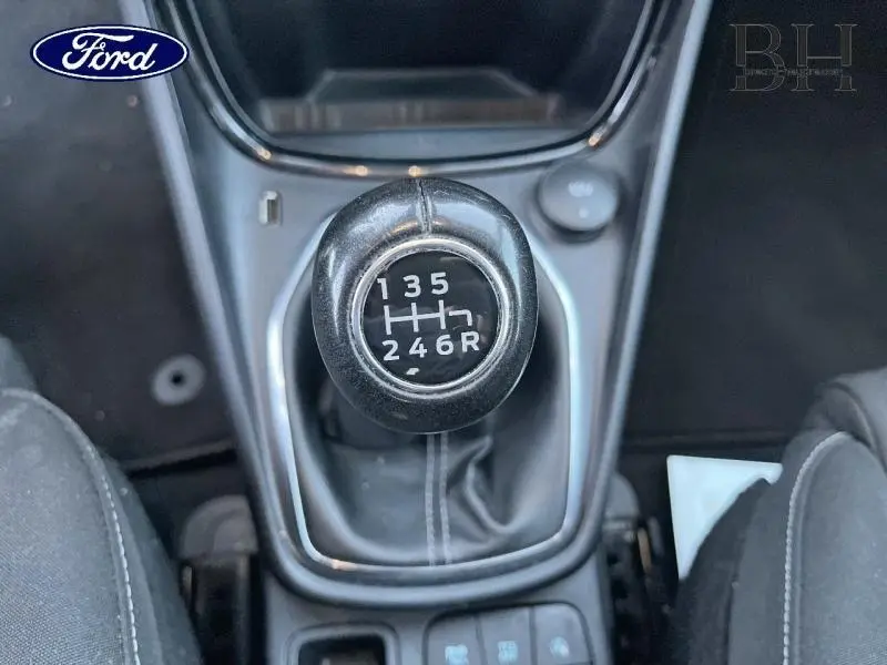 Vue rapprochée du levier de vitesses manuel noir du Ford Puma blanc, montrant la grille des 6 rapports et la marche arrière.