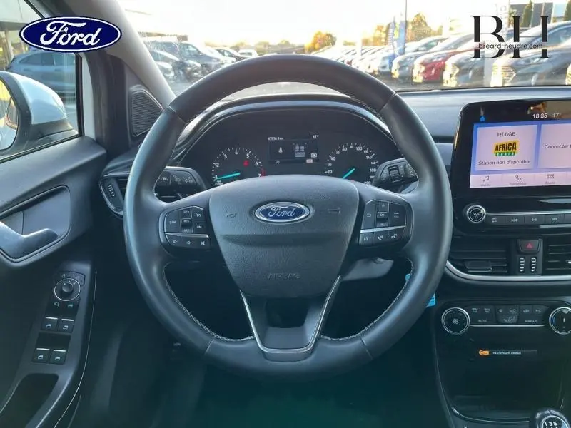 Vue intérieure centrée sur le volant multifonction noir du Ford Puma 2022 avec tableau de bord et écran tactile visible.