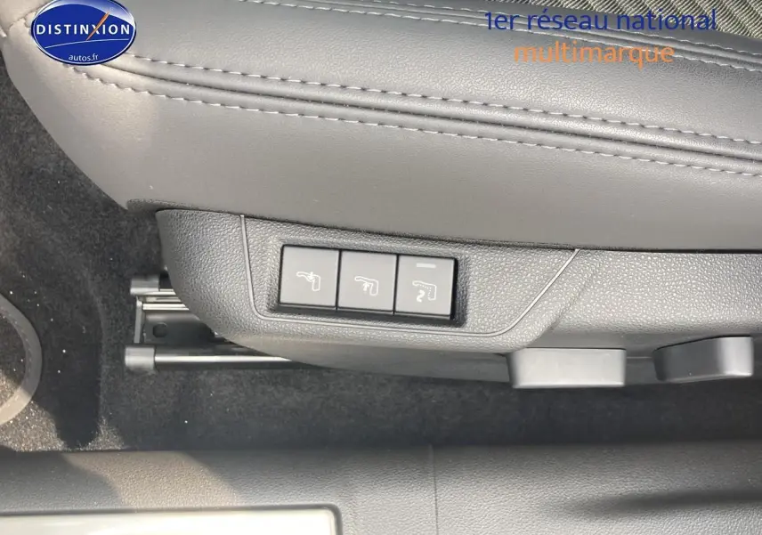 Détail des commandes électriques du siège conducteur gris de l'Alfa Romeo Junior 1.2 hybride, vue rapprochée côté gauche.