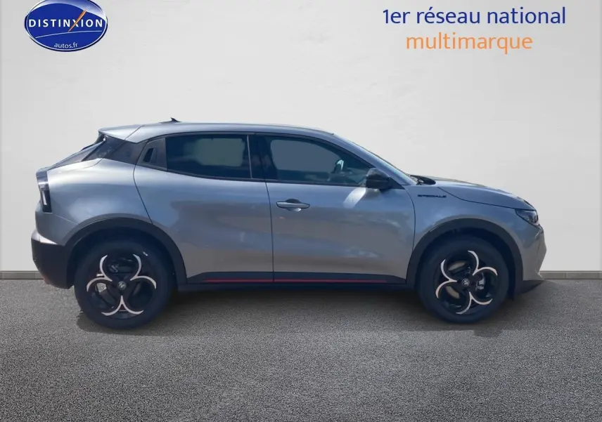 Profil droit d'une Alfa Romeo Junior gris métallisé avec jantes alliage noires et vitres teintées.