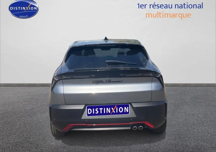Vue arrière d'une Alfa Romeo Junior 1.2 hybride grise avec feux arrière LED et double sortie d'échappement chromée.