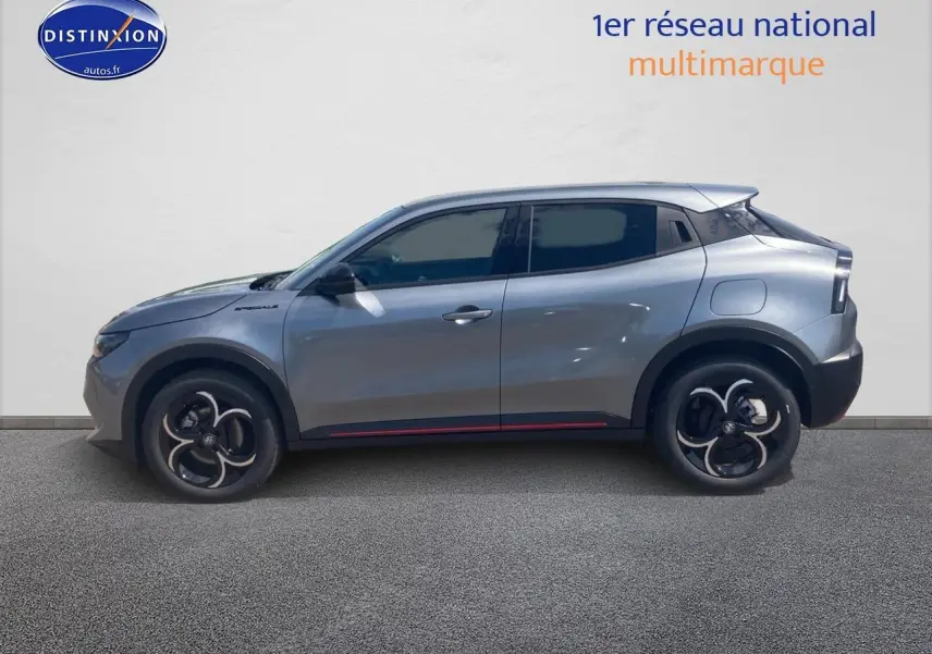 Vue latérale droite d'une Alfa Romeo Junior gris métallisé avec jantes en alliage et vitres teintées.