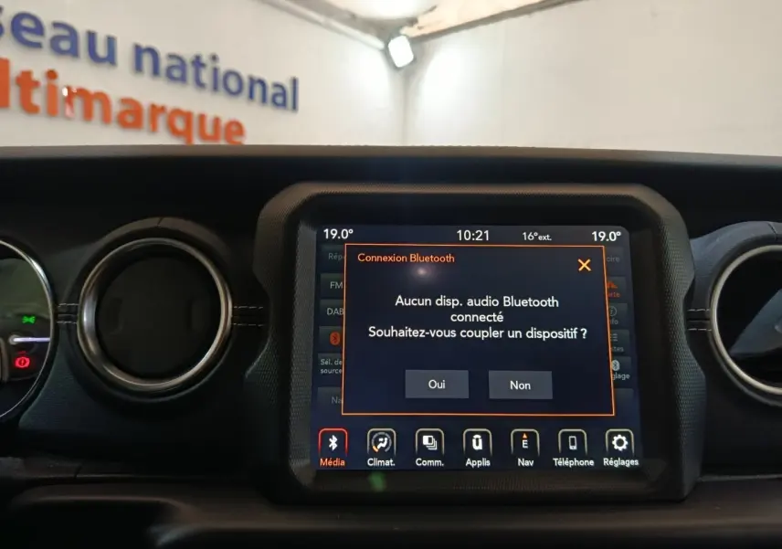 Écran tactile central du tableau de bord d'une Jeep Wrangler 2022 gris foncé, affichant une connexion Bluetooth.