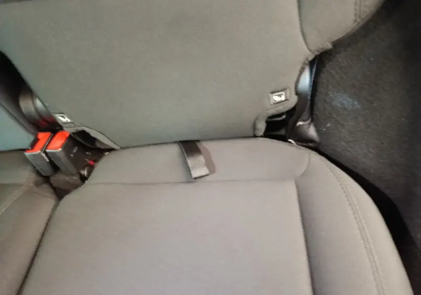 Détail de la banquette arrière grise du Jeep Wrangler 2022, avec ceinture de sécurité et fixation Isofix visibles.