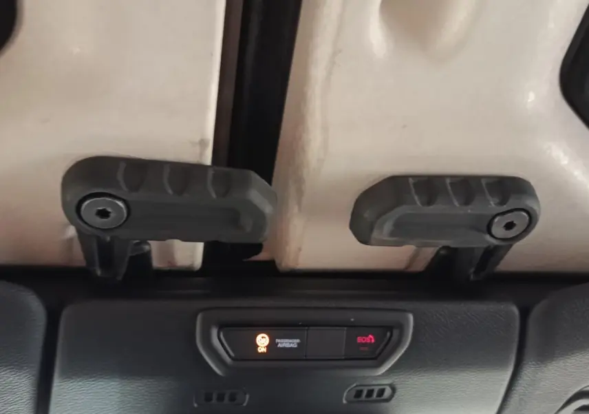 Détail du panneau de commande SOS et airbag passager activé sous le toit cabriolet blanc du Jeep Wrangler 2022.