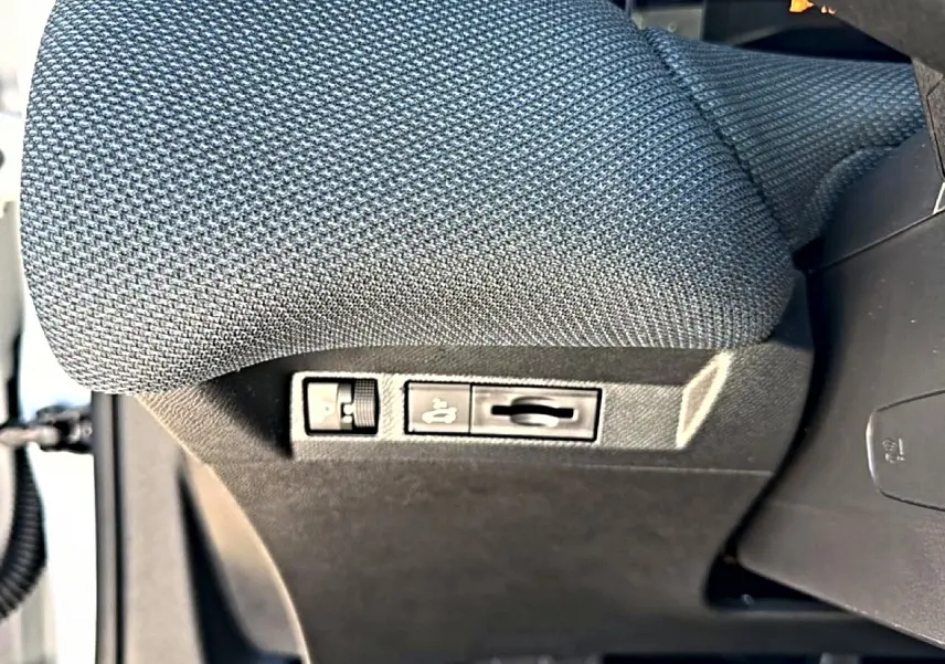 Gros plan sur le côté gauche du siège conducteur en tissu gris du Citroën C5 Aircross 2026, avec commandes de réglage lombaire.