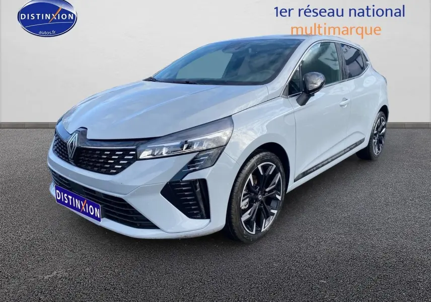 Renault Clio V gris rafale vue 3/4 avant droit avec calandre chromée et jantes alu noires.